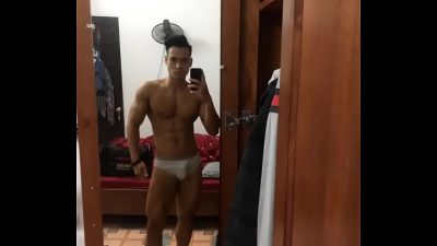 Hot boy phòng gym khoe cặc to trước gương